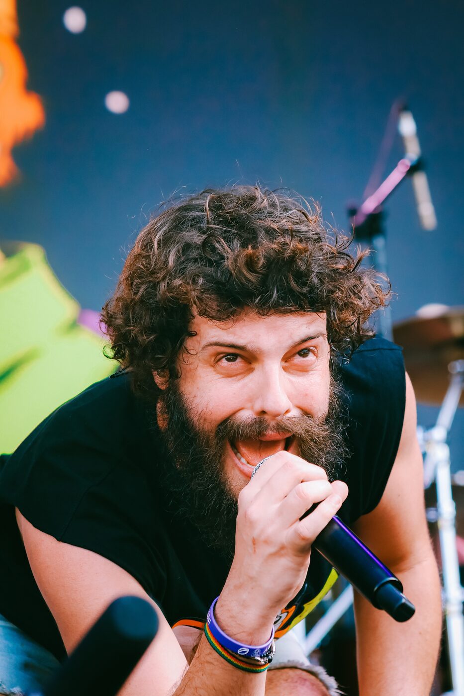 Cantor ao vivo segurando o microfone perto do palco